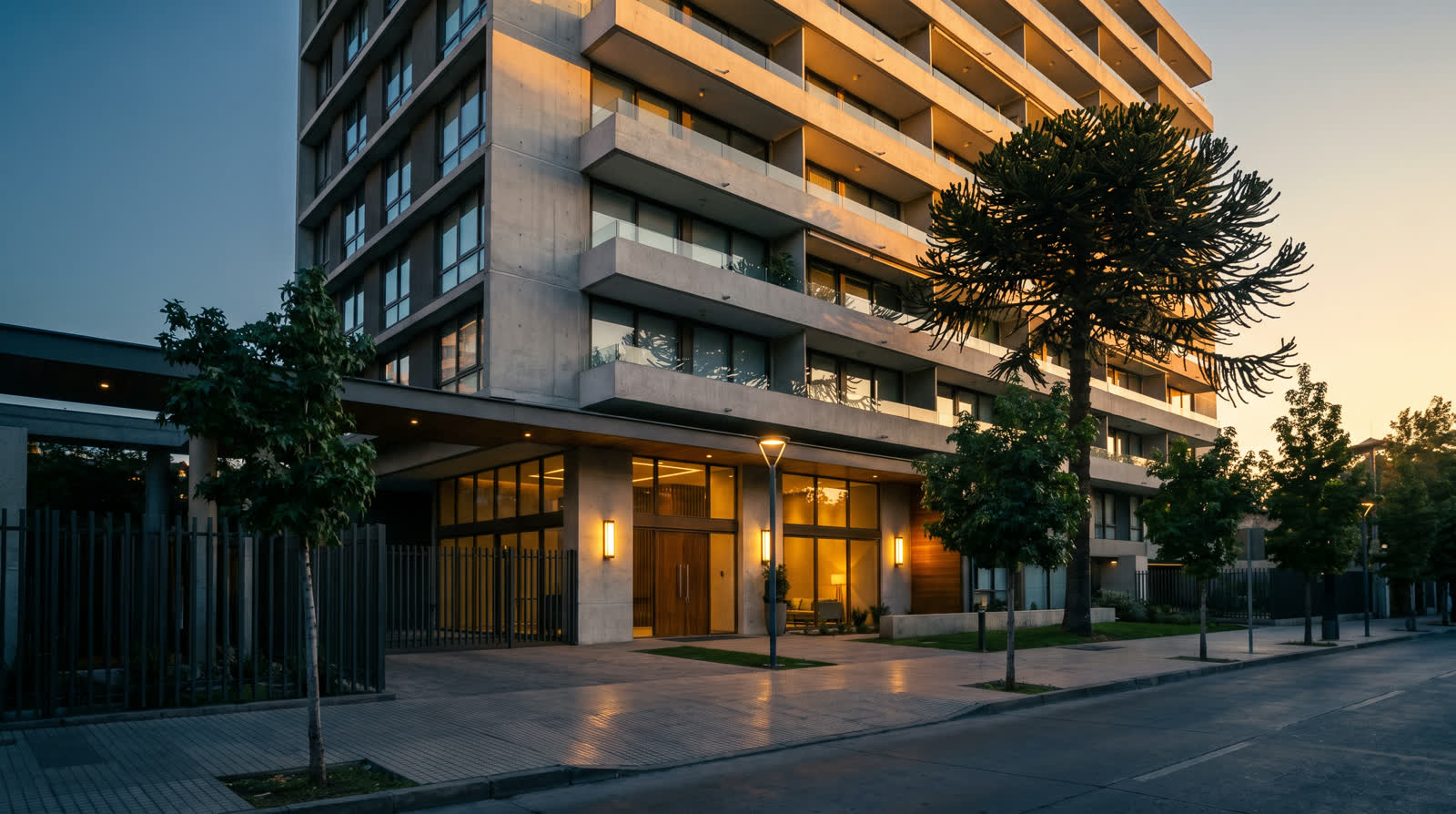 Entrada de un edificio residencial en Santiago al amanecer